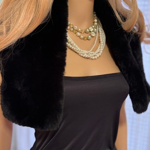 Lauren Conrad Faux Fur in Black New Without Tags - Picture 3 of 3